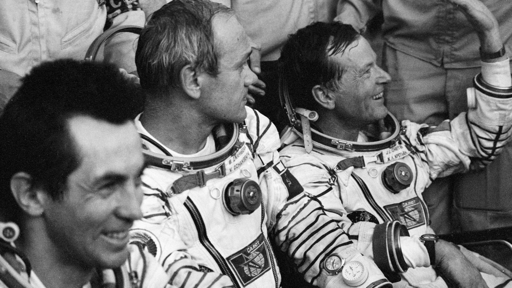 космонавты с несколькими часами на руках